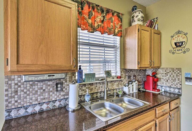 Hampton Home W/ Fireplace + Close To Beaches!