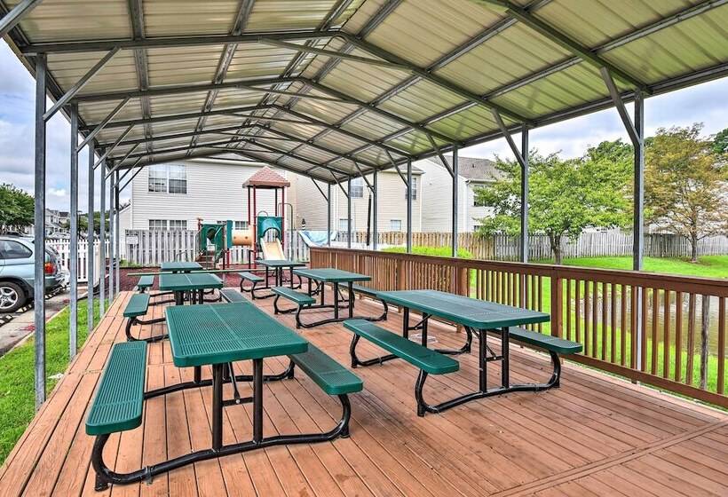 Hampton Home W/ Fireplace + Close To Beaches!