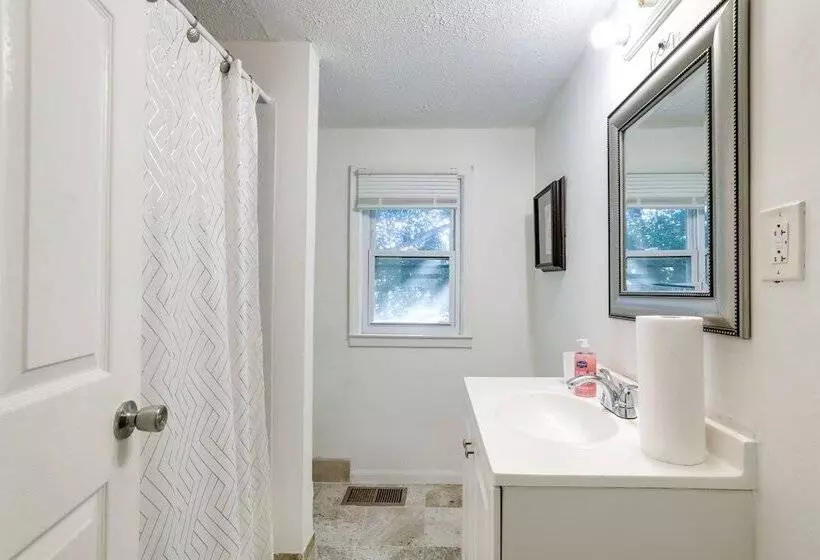 Historic Lawrenceville Home: 32 Mi To Atlanta!