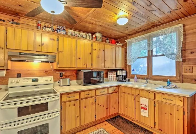 Idyllic Blue Ridge Cabin ~ 1 Mi To Downtown!