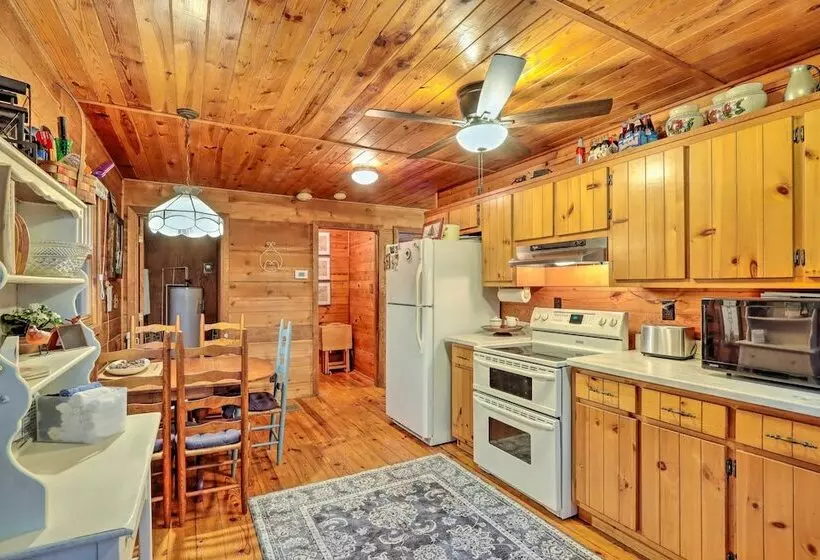 Idyllic Blue Ridge Cabin ~ 1 Mi To Downtown!