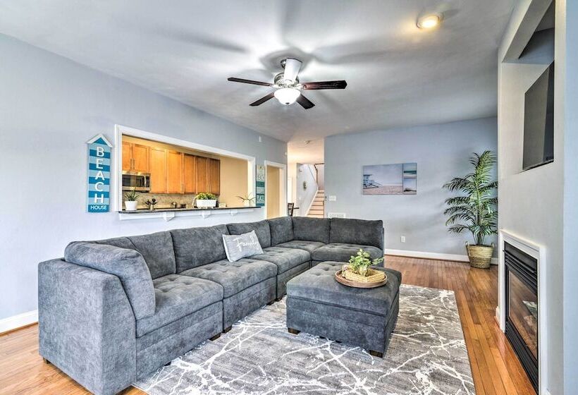 Inviting Norfolk Family Retreat: 1 Block To Beach!
