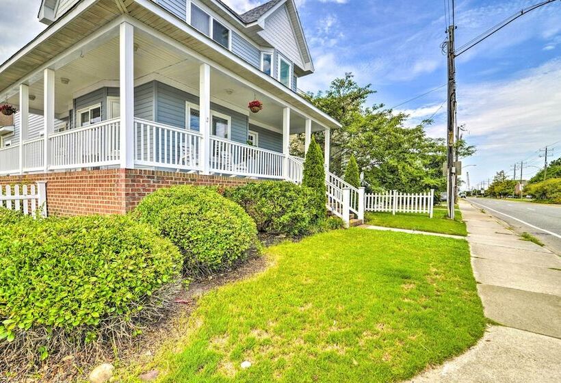 Inviting Norfolk Family Retreat: 1 Block To Beach!