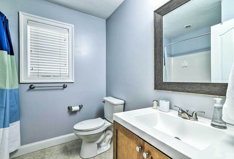 Inviting Norfolk Family Retreat: 1 Block To Beach!