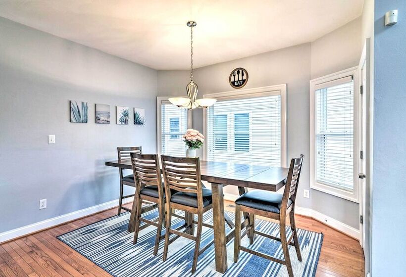 Inviting Norfolk Family Retreat: 1 Block To Beach!