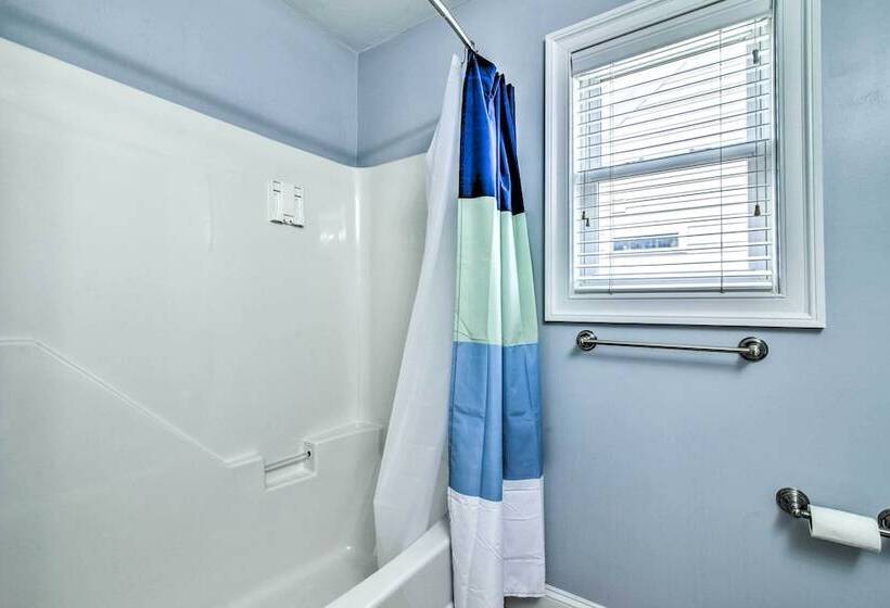 Inviting Norfolk Family Retreat: 1 Block To Beach!