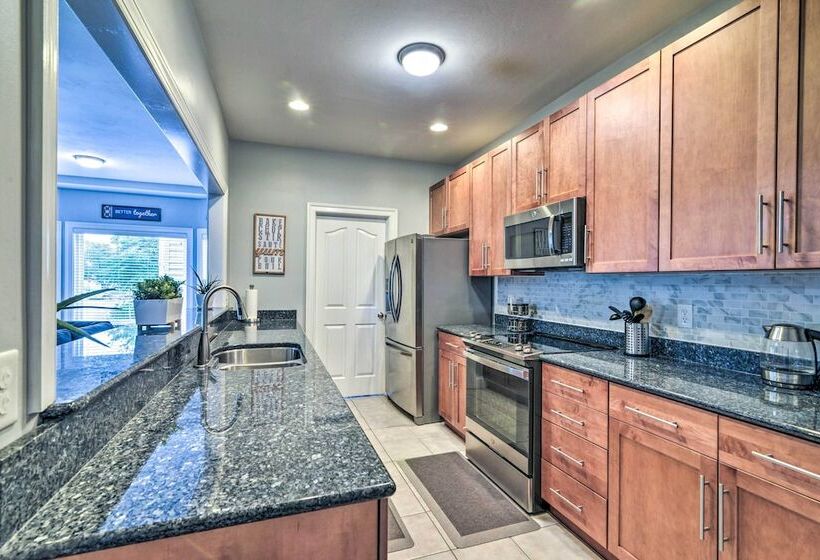 Inviting Norfolk Family Retreat: 1 Block To Beach!