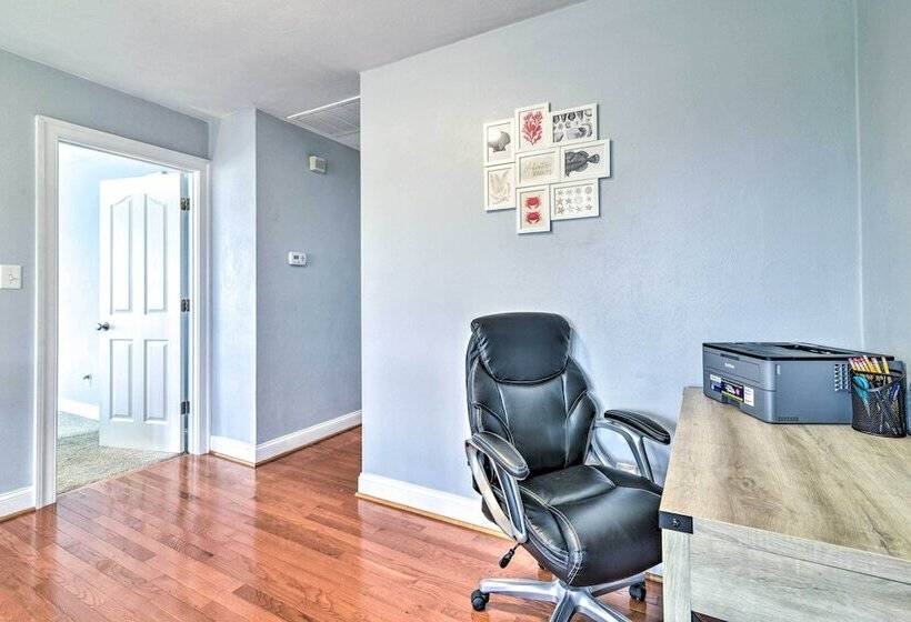 Inviting Norfolk Family Retreat: 1 Block To Beach!