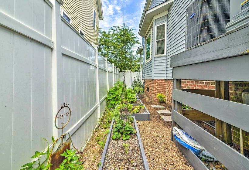 Inviting Norfolk Family Retreat: 1 Block To Beach!