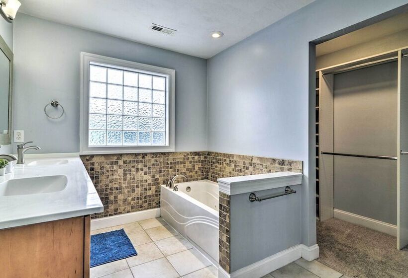 Inviting Norfolk Family Retreat: 1 Block To Beach!