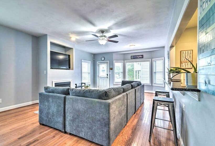 Inviting Norfolk Family Retreat: 1 Block To Beach!