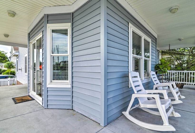 Inviting Norfolk Family Retreat: 1 Block To Beach!