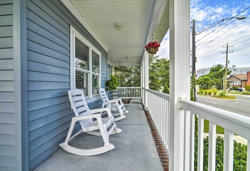 Inviting Norfolk Family Retreat: 1 Block To Beach!