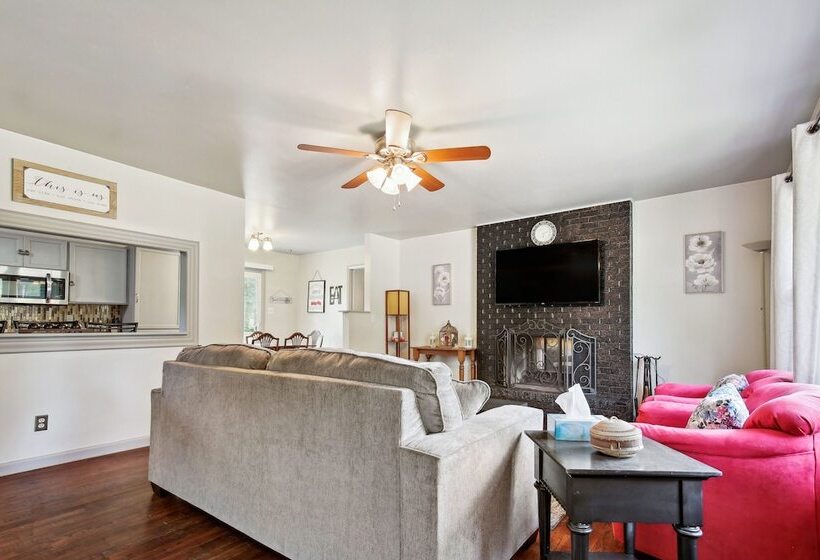 Kansas City Home W/ Yard, Near Longview Lake