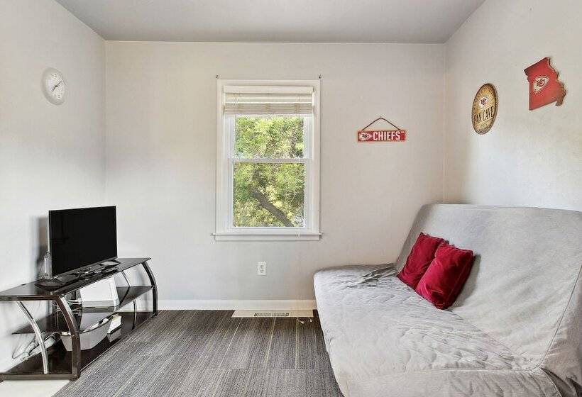 Kansas City Home W/ Yard, Near Longview Lake