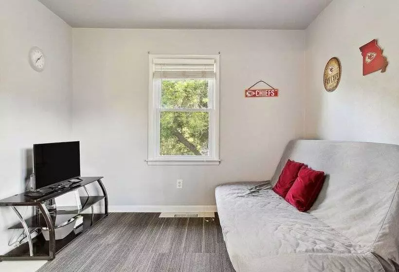 Kansas City Home W/ Yard, Near Longview Lake