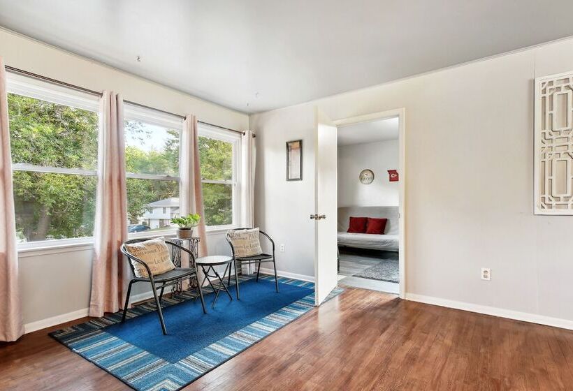 Kansas City Home W/ Yard, Near Longview Lake