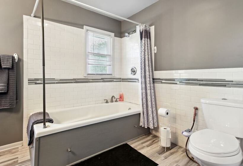 Kansas City Home W/ Yard, Near Longview Lake