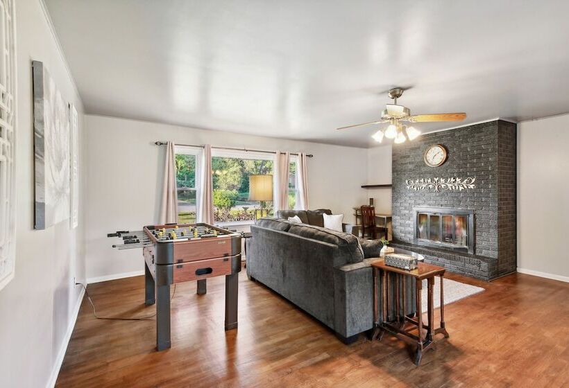 Kansas City Home W/ Yard, Near Longview Lake