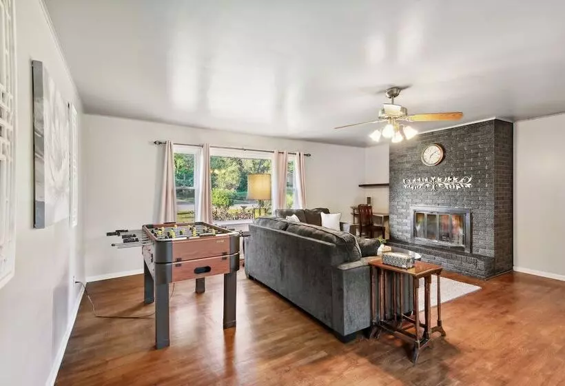 Kansas City Home W/ Yard, Near Longview Lake