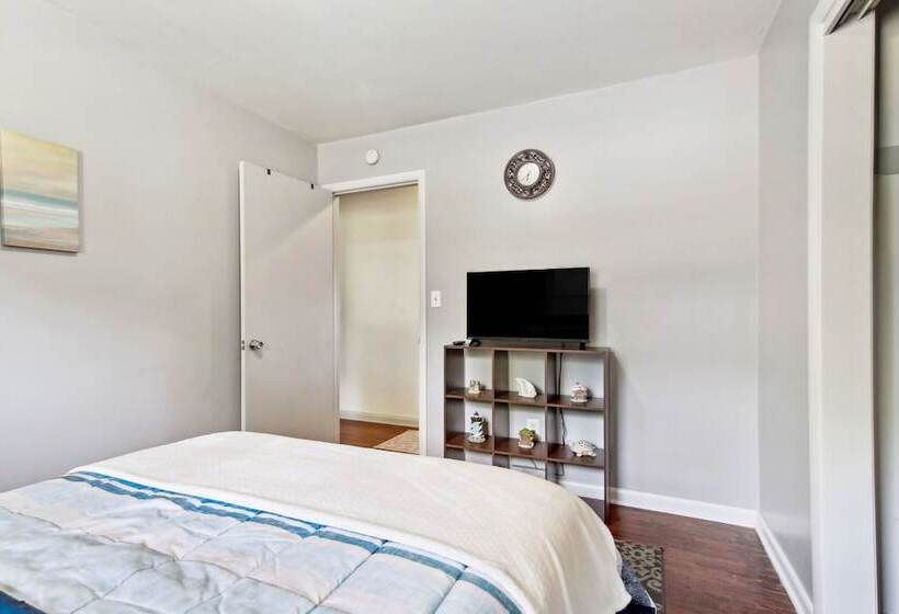 Kansas City Home W/ Yard, Near Longview Lake