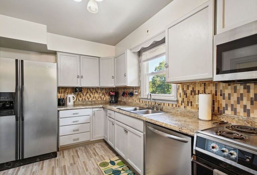 Kansas City Home W/ Yard, Near Longview Lake