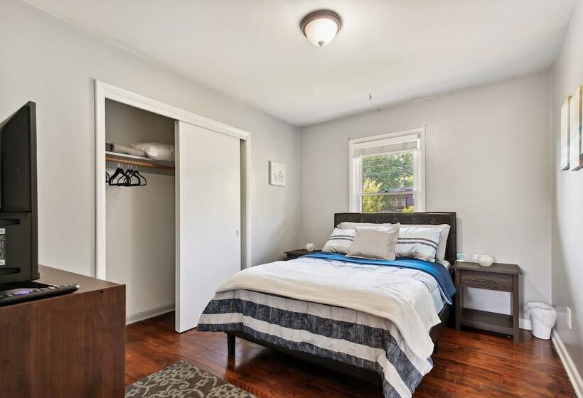 Kansas City Home W/ Yard, Near Longview Lake