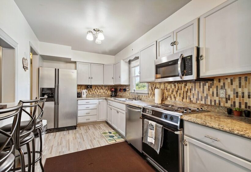 Kansas City Home W/ Yard, Near Longview Lake