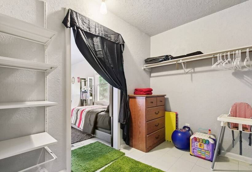 Kansas City Home W/ Yard, Near Longview Lake