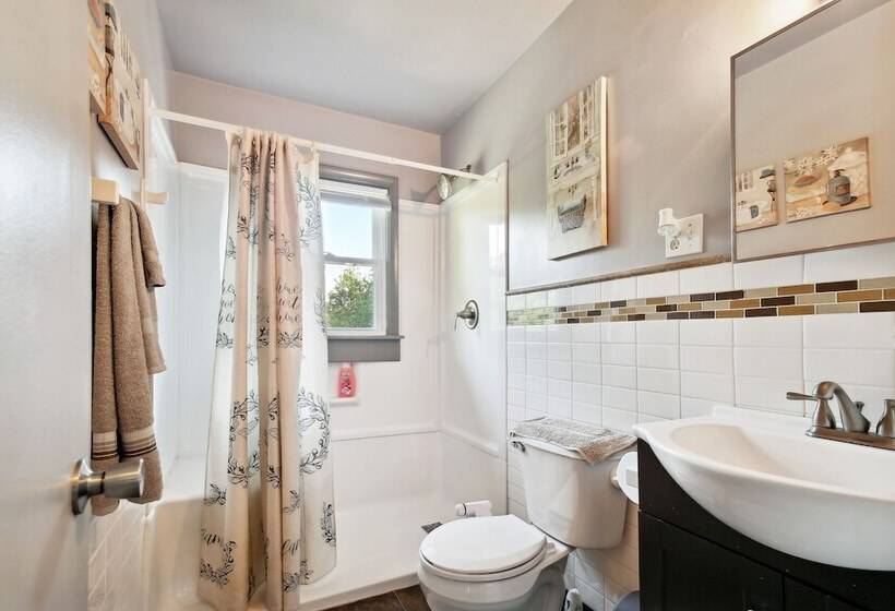 Kansas City Home W/ Yard, Near Longview Lake