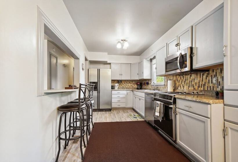 Kansas City Home W/ Yard, Near Longview Lake