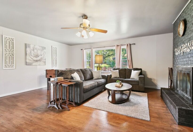 Kansas City Home W/ Yard, Near Longview Lake