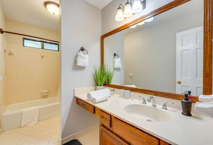 Lilburn Home W/ Deck, 20 Mi To Downtown Atlanta!