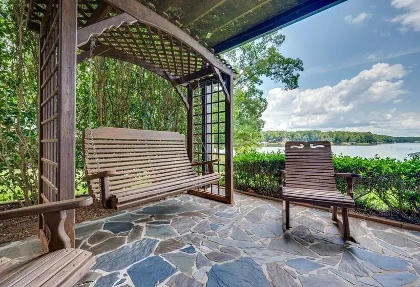 Luxe Lake Sinclair Living: Private Dock And Beach!