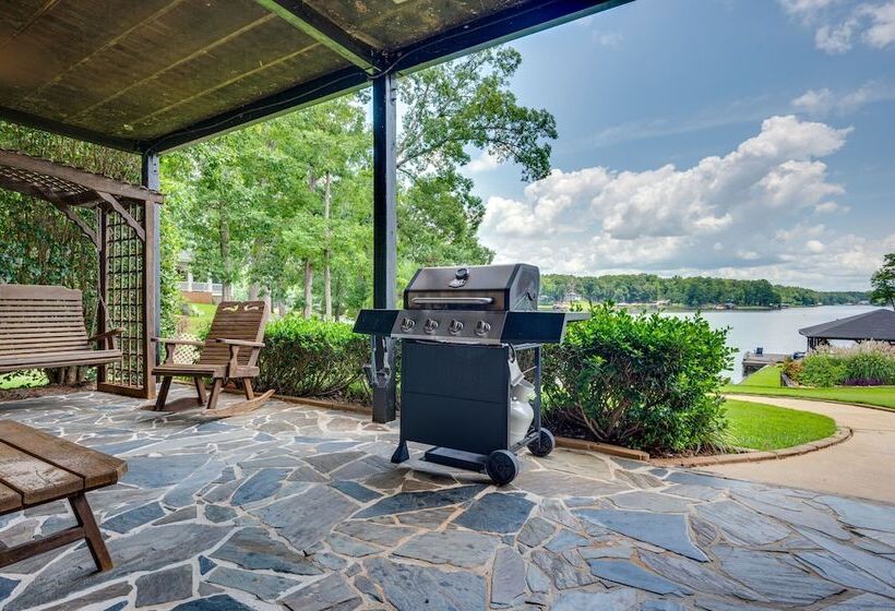 Luxe Lake Sinclair Living: Private Dock And Beach!