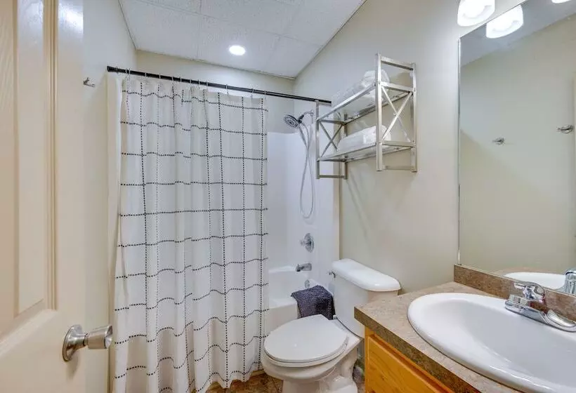 Luxe Lake Sinclair Living: Private Dock And Beach!