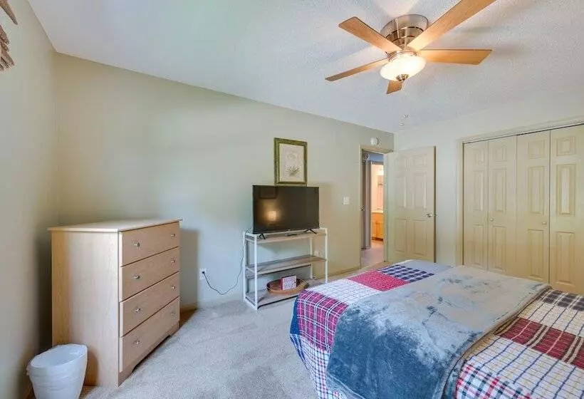 Luxe Lake Sinclair Living: Private Dock And Beach!