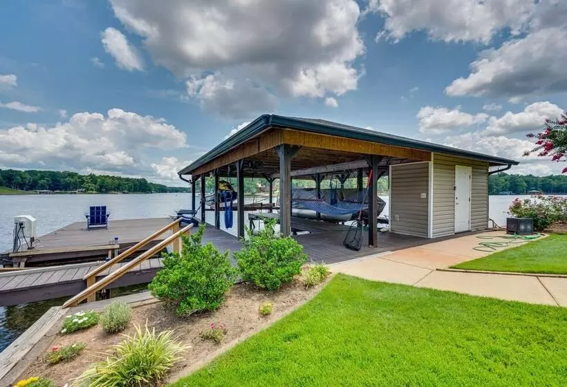 Luxe Lake Sinclair Living: Private Dock And Beach!