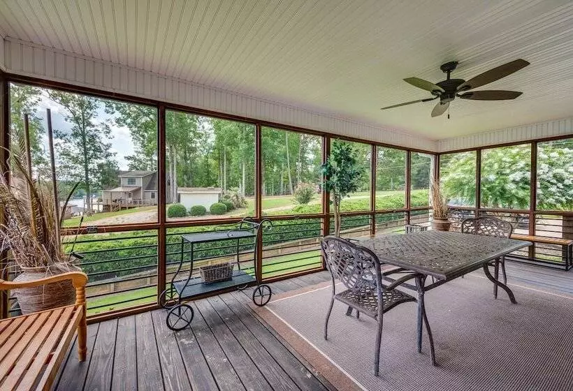 Luxe Lake Sinclair Living: Private Dock And Beach!