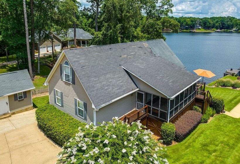 Luxe Lake Sinclair Living: Private Dock And Beach!