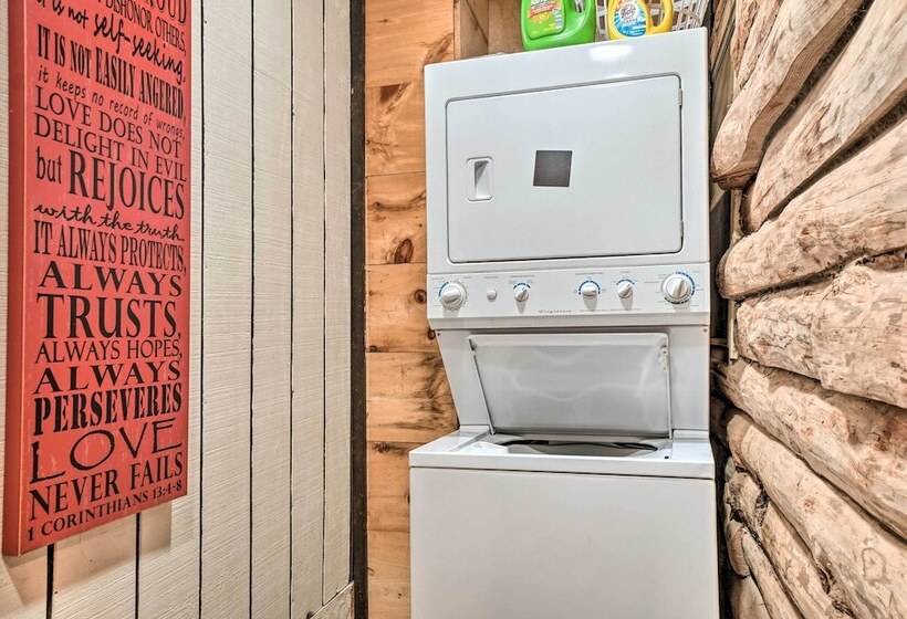 North Georgia Mtn Escape W/ Hot Tub & Games!