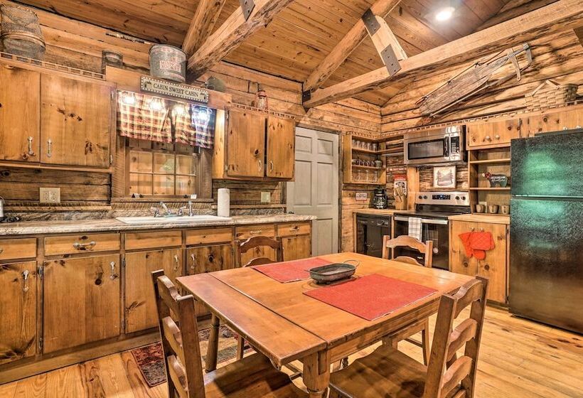 North Georgia Mtn Escape W/ Hot Tub & Games!