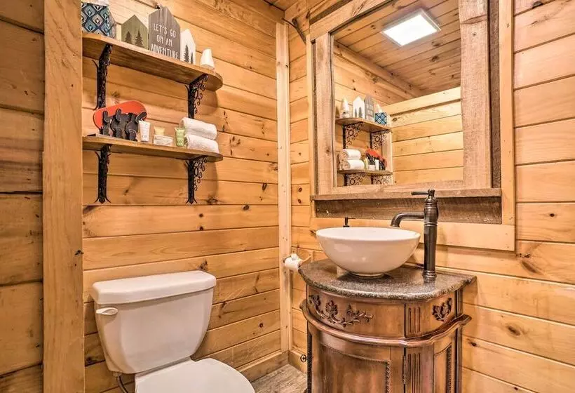 North Georgia Mtn Escape W/ Hot Tub & Games!