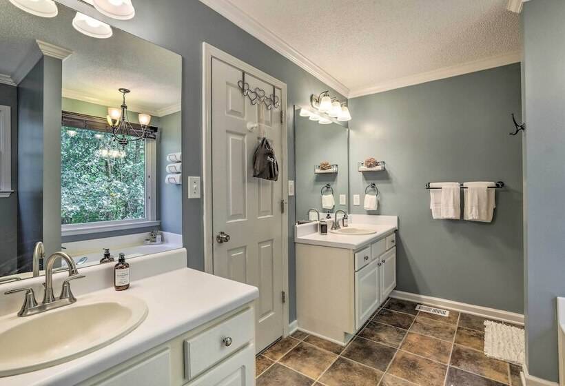 Peaceful Dallas Home W/ Deck + Charcoal Grill