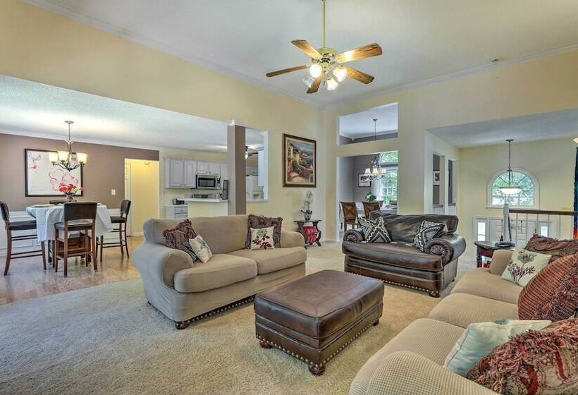 Peaceful Dallas Home W/ Deck + Charcoal Grill