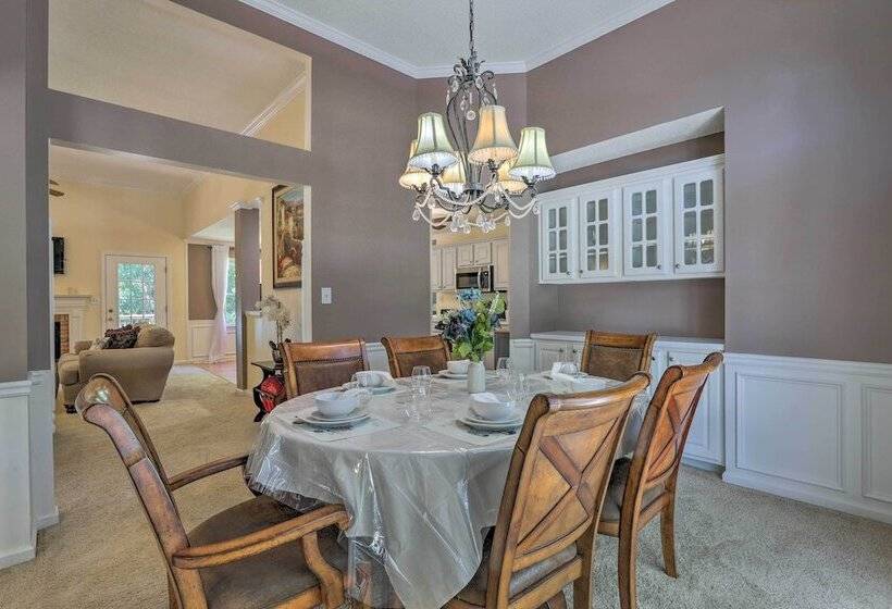 Peaceful Dallas Home W/ Deck + Charcoal Grill