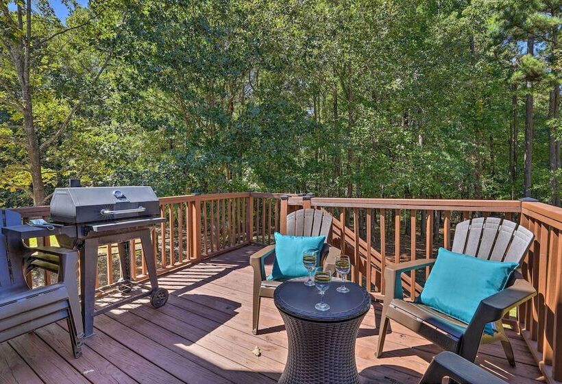 Peaceful Dallas Home W/ Deck + Charcoal Grill