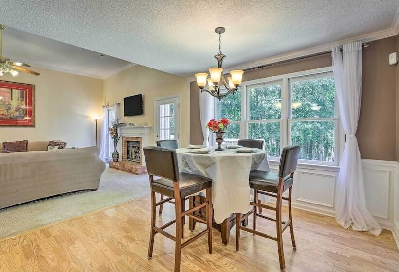 Peaceful Dallas Home W/ Deck + Charcoal Grill