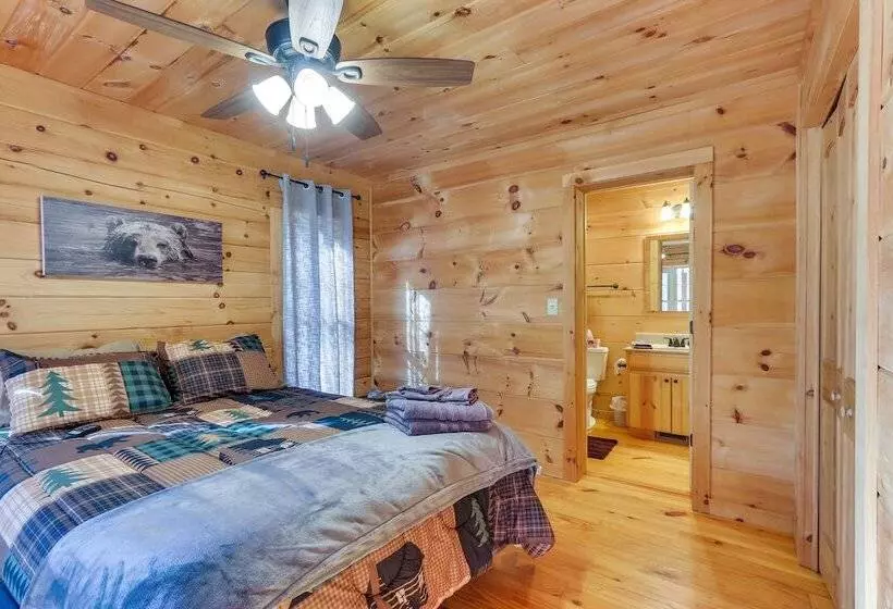 Wardensville Cabin W/ Hot Tub, Creek & Fire Pit!