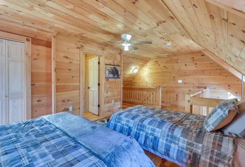 Wardensville Cabin W/ Hot Tub, Creek & Fire Pit!